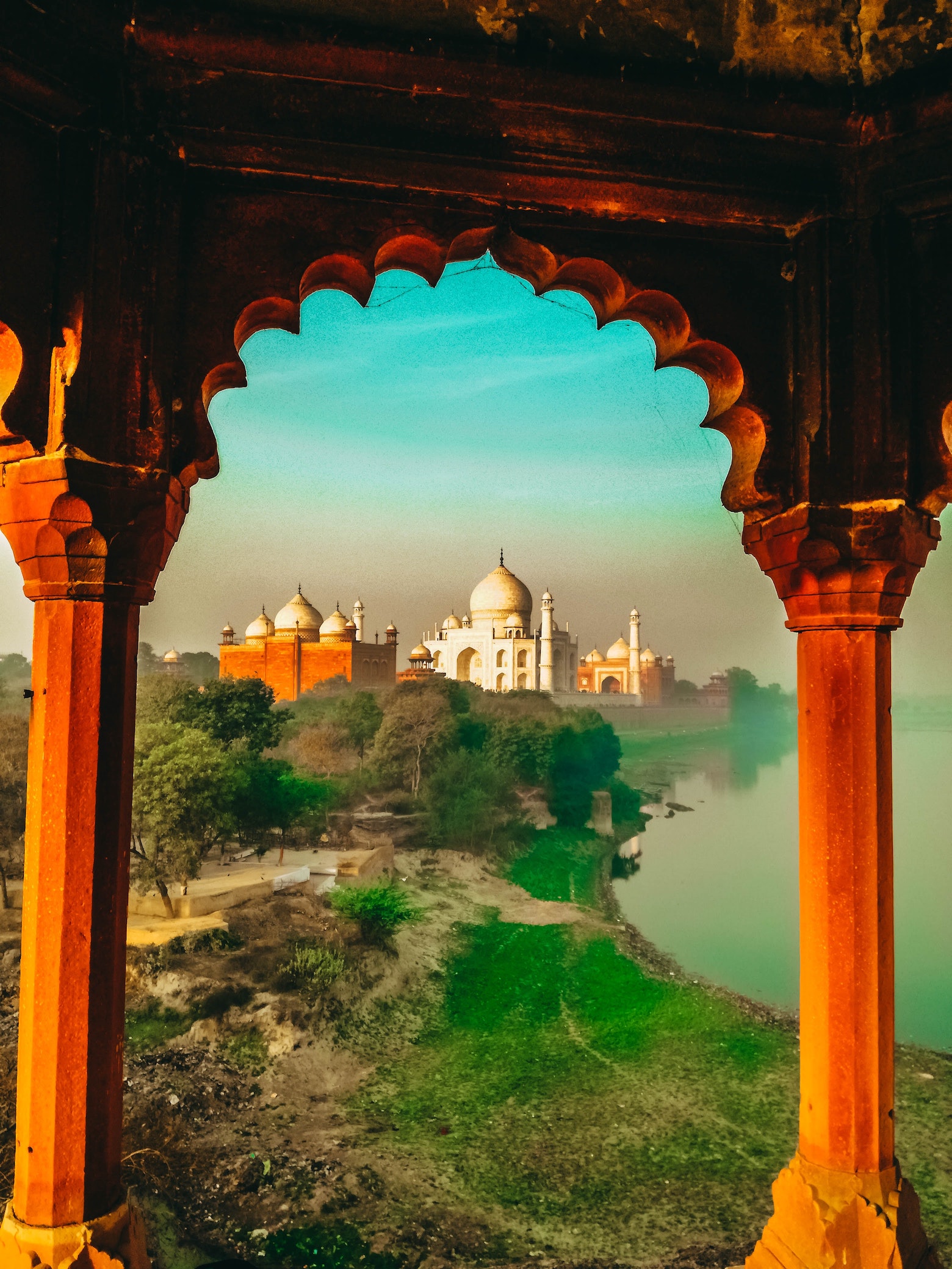 Photo of Taj Mahal in India; Palindrome: Aid nine